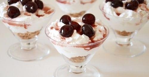 Ένα νόστιμο και δροσερό επιδόρπιο γιαουρτιού